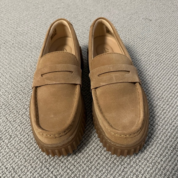 Clarks Shoes - Women’s Size 8 Clarks Suede Torhill Loafers in Tan